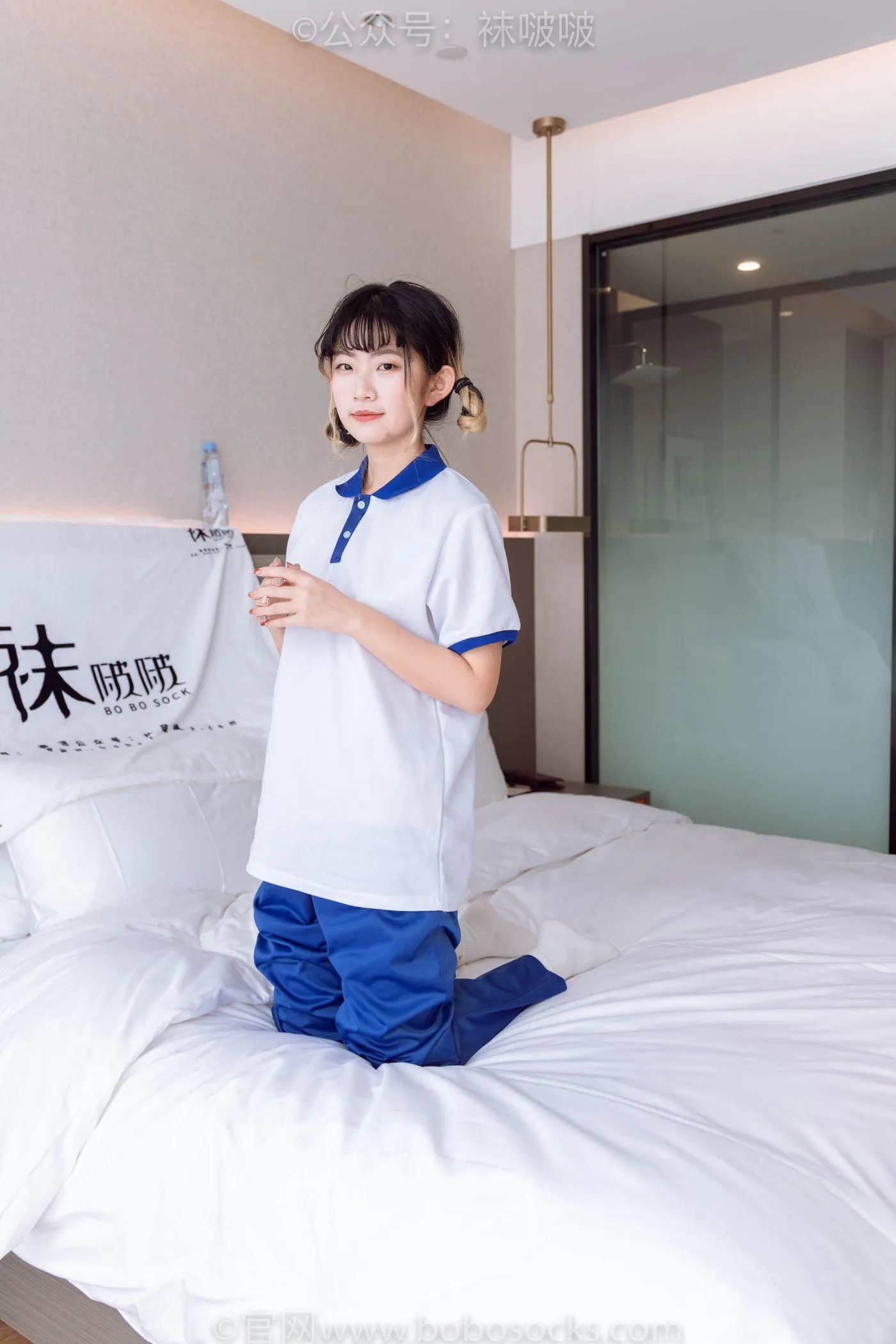 [BoBoSocks袜啵啵]NO.042 砂糖-校服、板鞋、白棉袜、油亮白丝 [139P]插图4